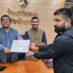 समान नागरिक संहिता, ucc के तहत उत्कृष्ट कार्य करने वाले को जिलाधिकारी एवं मुख्य विकास अधिकारी द्वारा प्रशस्ति पत्र देकर सम्मानित किया गया