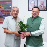 मुख्यमंत्री धामी से पूर्व मुख्यमंत्री श्री विजय बहुगुणा ने शिष्टाचार भेंट की