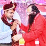 सम्मान समारोह में अखाड़ा परिषद अध्यक्ष श्री महंत रविंद्र पुरी महाराज ने डीएम और एसएसपी को किया सम्मानित