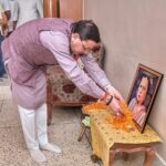 मुख्यमंत्री ने आज हरिद्वार में पूर्व दर्जाधारी मंत्री श्री पंकज सहगल एवं श्री संजय सहगल की माता श्रीमती तिलक कुमारी सहगल के निधन पर उनके देवपुरा स्थित आवास पर पहुंच कर शोक संवेदना व्यक्त की