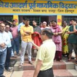 डीएम के निर्देश पर प्रभावितों के द्वार -द्वार दौड़ रहे प्रशासन के अधिकारी; प्रभावितों का जान रहे हाल