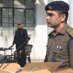 वंदे मातरम गायन के दौरान देशभक्ति के रंग में सरोबार दिखे पुलिस कर्मी