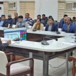 जिलाधिकारी ने जिला स्तरीय अधिकारी के साथ समीक्षा बैठक की