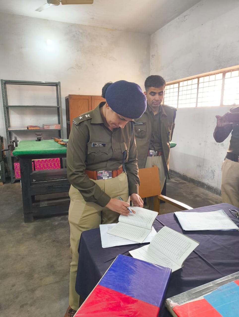 *SP/क्षेत्राधिकारी पुलिस लाइन निशा यादव द्वारा पुलिस लाइन रोशनाबाद का अर्धवार्षिक निरीक्षण 2