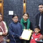 विधवा शांति राणा के सिर से जिला प्रशासन ने हटाया कर्ज का भार; सीएसआर फंड से 4 लाख बैंक खाते में हस्तांतरित; मॉं बच्चे हुए भारमुक्त