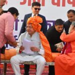 नीलाधारा गंगा तट पर खाट पर चौपाल लगाकर मुख्यमंत्री ने सुनी ग्रामीणों की समस्या