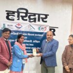 सीडीओ की अध्यक्षता में ग्रामोत्थान (रीप) परियोजना की समीक्षा बैठक सम्पन्न, पशु सखियों को मोबाइल फोन वितरित