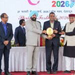 राज्यपाल ले.ज.(से.नि.) ने लोक भवन में आयोजित तीन दिवसीय बंसतोत्सव 2026 में उत्कृष्ट संचालन एवं संयोजन के लिए प्रो. डॉ. नरेश चौधरी को सम्मानित किया