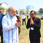 हेली पैड पर केन्द्रीय गृह मंत्री का स्वागत करते हुए जिलाधिकारी मयूर दीक्षित एवं वरिष्ठ पुलिस अधीक्षक नवनीत सिंह भुल्लर