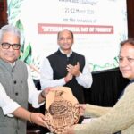 ICFRE की महानिदेशक कंचन देवी ने केंद्रीय पर्यावरण, वन एवं जलवायु परिवर्तन मंत्री श्री भूपेंद्र यादव को मुनस्यारी, पिथौरागढ़ की विशिष्ट कला पायरोग्राफी से बने उत्तराखंड के राजकीय पक्षी मोनाल का चित्र भेंट किया