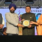 उत्तराखण्ड के राज्यपाल ने अंतर्राष्ट्रीय योग महोत्सव 2026 में उत्कृष्ठ संयोजन के लिये  (डॉ.) नरेश चौधरी को प्रतीक चिन्ह् देकर किया सम्मानित
