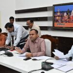 सीएम हेल्पलाइन पर दर्ज शिकायतों के समयबद्ध निस्तारण के लिए जिलाधिकारी ने अधिकारियों को दिए सख्त निर्देश