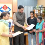 08 वर्षों से लापता पति; 02 दिव्यांग बेटियों सहित 05 बच्चों की जिम्मेदारी तले दबी मीना ठाकुर की पीड़ा हरने आया जिला प्रशासन, सीएसआर फंड से 01 लाख हस्तांतरण