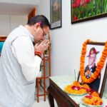 मुख्यमंत्री धामी ने भारत के प्रथम चीफ ऑफ डिफेंस स्टाफ, पद्म विभूषण से अलंकृत  जनरल बिपिन रावत की जयंती पर उनके चित्र पर श्रद्धा सुमन अर्पित कर भावपूर्ण स्मरण किया