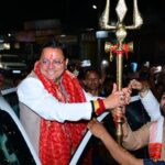 बुलडोजर से भी हुआ भव्य स्वागत, सड़कों पर उमड़ा जनसैलाब