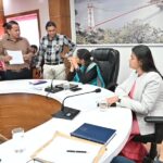 जिलाधिकारी नितिका खण्डेलवाल की अध्यक्षता में कलेक्ट्रेट सभागार में जनता मिलन कार्यक्रम का आयोजन किया