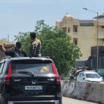 सनरूफ से बाहर झांकना पड़ा वाहन स्वामियों को भारी