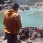 टिहरी बांध से पानी छोड़े जाने के कारण देवप्रयाग में भागीरथी के किनारे सभी को जलस्तर बढ़ा