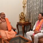 मुख्यमंत्री ने हरिद्वार के कनखल स्थित जगतगुरु आश्रम पहुंचकर जगद्गुरु शंकराचार्य स्वामी राजराजेश्वराश्रम महाराज से भेंट कर उनका आशीर्वाद प्राप्त किया