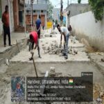 चारधाम यात्रा के दृष्टिगत सिवरेज के लिए खोदी गई सड़कों को त्वरित गति से ठीक करने के लिए दिन- रात किया जा रहा है निमार्ण कार्य