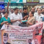 पश्चिम बंगाल में भारतीय जनता पार्टी की प्रचंड जीत की खुशी में मिठाई वितरित कर जश्न मनाया