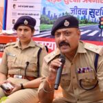 एसएसपी हरिद्वार द्वारा सड़क सुरक्षा जीवन रक्षा जागरुकता कार्यक्रम के अन्तर्गत बिना हेलमेट वालों को पहनाया हेलमेट