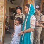 भारी भीड़ के बीच खोये बच्चे, तलाश में जुटे परिजन भी थे परेशान