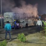 हरिद्वार सर्वानंद घाट के ठीक सामने वाहन में आग लगी