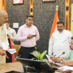 समाधान दिवस में डीएम ने सुनीं 194 जन शिकायतें, समयबद्ध निस्तारण के सख्त निर्देश