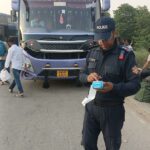 मानक और नियमों को अनदेखा कर रहे चालकों की पुलिस ने लगाई क्लास