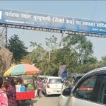 गढ़ी कैंट स्थित गुचुपानी में पर्यटकों का लगा जमावड़ा, ठंडे पानी से मिटा रहे थकान