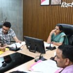 रेल परियोजनाओं की प्रगति को लेकर जिलाधिकारी ने आरवीएनएल के साथ की समीक्षा बैठक