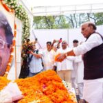 केंद्रीय रक्षा मंत्री एवं मुख्यमंत्री  धामी ने स्वर्गीय श्री जसपाल राणा जी के छायाचित्र पर पुष्पांजलि अर्पित कर उन्हें श्रद्धापूर्वक नमन किया