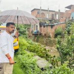 भारी बारिश के बीच ग्राउंड जीरो पर उतरे डीएम