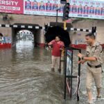 भारी बारिश मैं पुलिस सड़क पर मौजूद आमजन को सही मार्ग से गंतव्य के लिए प्रस्थान करवाते हुए