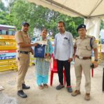 कांवड मेला ड्यूटी में आये का. रवि कुमार (चंपावत) की ईमानदारी से यात्री को मिला खोया बैग