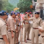 वरिष्ठ अधिकारियों द्वारा ड्यूटी प्वाइंट पर जाकर फोर्स को किया जा रहा है ब्रीफ