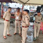 कावड़ मेला की व्यवस्था का जायजा लेते हुए पुलिस के वरिष्ठ अधिकारी साथ ही मौके पर अधीनस्थ से जानकारी लेते हुए