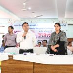 समाज कल्याण विभाग की योजनाओं की हुई व्यापक समीक्षा, पात्र दिव्यांगों को तत्काल उपलब्ध कराई गई वैशाखी