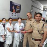 मेला अस्पताल में कार्यरत नर्सिंग स्टाफ से कोतवाली नगर हरिद्वार में नियुक्त पुलिस कर्मियों द्वारा रक्षा बंधन के पावन अवसर पर सप्रेम रक्षासूत्र ग्रहण किया गया