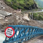 पत्थर बोल्डर गिरने से धारचूला तवाघाट (एनएच बीआरओ ) मोटर मार्ग में स्थित कूलागाड पुल क्षतिग्रस्त