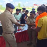 शिवभक्त कांवड़ियों की सेवा में जुटी पुलिस, किया प्रसाद वितरण