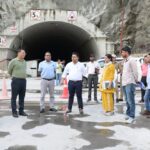 जिलाधिकारी विशाल मिश्रा ने बद्रीनाथ राष्ट्रीय राजमार्ग को केदारनाथ राष्ट्रीय राजमार्ग से जोड़ने वाले निर्माणाधीन पुल का किया निरीक्षण