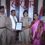 मिश्रित भाव, चैहरे पर खुशी की रौनक भी और आंखों में नमी भी
