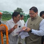 मुख्यमंत्री धामी ने लोहियाहेड हेलीपैड में जनता व जनप्रतिनिधियों से मुलाकात कर जनसमस्याएं सुनी