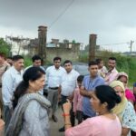 जिलाधिकारी के निर्देशन में सुमननगर बहादराबाद में जलभराव की स्थिति से निपटने के लिए प्रशासन की टीमें लगातार मौके पर तैनात
