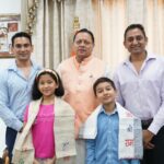 मुख्यमंत्री से तंजानिया स्थित अफ्रीका की सबसे ऊंची चोटी माउंट किलिमंजारो का सफल आरोहण करने वाले उत्तराखंड के नन्हे पर्वतारोही मास्टर रियांश पंत और प्रिशा रावत ने भेंट की