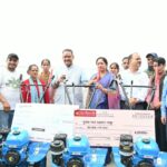 सुवाखोली में सेवा संकल्प अभियान के तहत कृषक रथ को हरी झंडी दिखाकर रवाना करते कृषि मंत्री गणेश जोशी